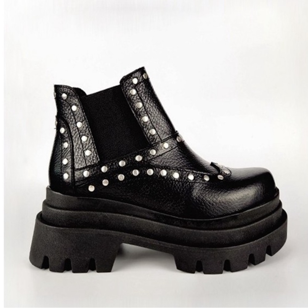 NWOB Argentinian Leather Platform Boots